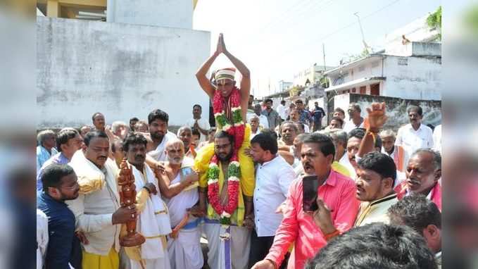 ముని వాహన సేవ: దళితుణ్ని భుజాలపై మోసిన పూజారి 