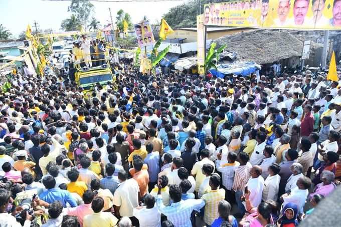 ఓ గ్రామంలో జరిగిన సభలో ఆసక్తికర సీన్