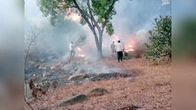 ಚಿಕ್ಕಬಳ್ಳಾಪುರದಲ್ಲಿ ಬೇಸಿಗೆ ಬಂತೆಂದರೆ ಬೆಟ್ಟಗಳಿಗೆ ಬೆಂಕಿ ಹಚ್ಚುವ ಚಾಳಿ!