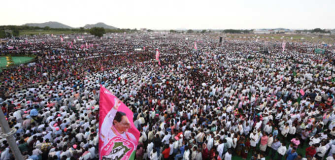 పది వేల మంది మహిళలకు కుట్టుమిషన్లు