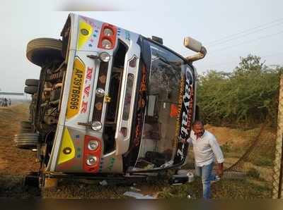 ప్రకాశం జిల్లాలో రోడ్డు ప్రమాదం.. బోల్తాకొట్టిన ప్రైవేటు బస్సు