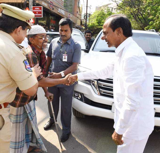 కేసీఆర్‌కు థ్యాంక్స్ చెబుతూ వృద్ధుడి ఆనందం