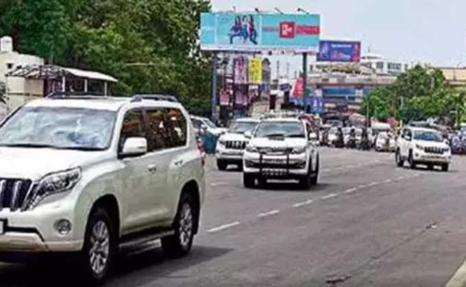 దరఖాస్తుతో వృద్ధుడు.. చూడగానే ఆగిన సీఎం కాన్వాయ్