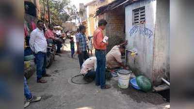 अधीक्षकाला धक्काबुक्की, कर्मचाऱ्याला डांबले