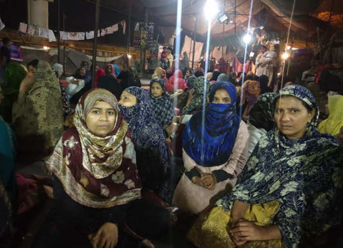 जाफराबाद में CAA के खिलाफ प्रदर्शन करती महिलाएं