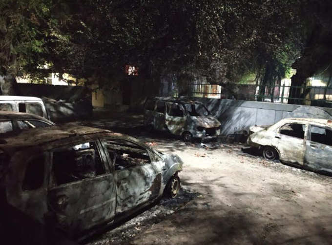 यमुना विहार में पार्क के सामने खाक की गईं गाड़ियां