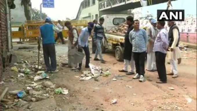 दिल्लीः जुमे की नमाज से पहले नगर निगम के कर्मचारियों ने कबीर नगर और बाबरपुर इलाके में की सफाई।