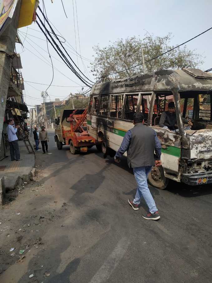 घोंडा चौक समेत सभी जगह से जली हुई गाड़ियां उठाई जा रही हैं