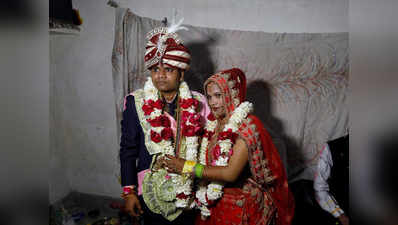 सुलगती दिल्ली में हिंदू युवती ने रचाई शादी, रोते हुए बोली-मेरे मुस्लिम भाई आज मुझे बचा रहे हैं