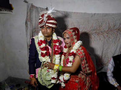 सुलगती दिल्ली में हिंदू युवती ने रचाई शादी, रोते हुए बोली-मेरे मुस्लिम भाई आज मुझे बचा रहे हैं