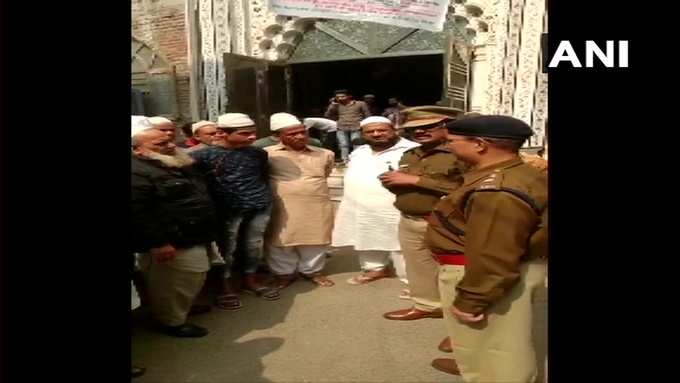 दिल्ली: नॉर्थ ईस्ट दिल्ली इलाके में पुलिस विभिन्न मस्जिदों के इमामों से मिल रही है। ताकि इलाके में शांति बनाए रखने के लिए उनकी मदद ली जा सके।