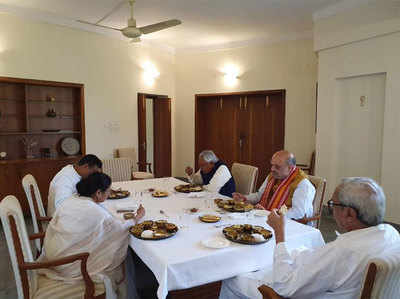 नवीन पटनायक धुर विरोधियों को करीब लाए, अमित शाह और ममता बनर्जी ने साथ खाया खाना