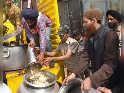 दंगल पीडितांसाठी गुरुद्वारातर्फे अन्न पुरविले जात आहे.