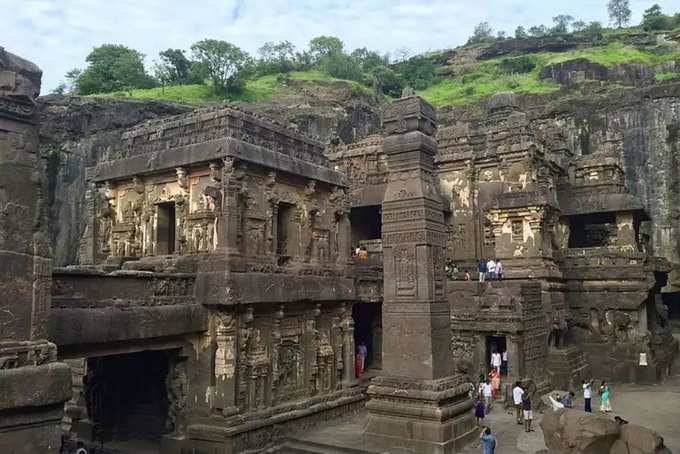 ​3. Kailasa Temple Ellora- கைலாச கோயில்:
