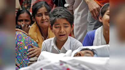 दिल्ली दंगों के बाद अब सवाल पूछ रहीं मासूम आंखें, आपके पास है जवाब?