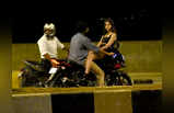 अनन्‍या पांडे: बाइक की टंकी पर बैठी चंकी की लड़की, स्‍टाइल पे उसकी तबीयत भड़की!