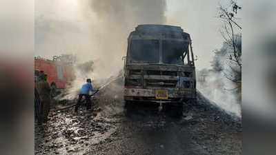 नगर: काडीपेटी वाहून नेणारा धावता ट्रक पेटला