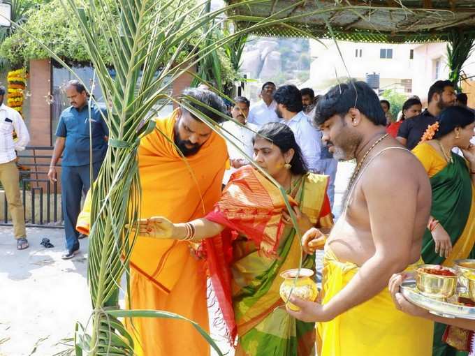 ಕುಟುಂಬಸ್ಥರೊಂದಿಗೆ ಚಪ್ಪರ ಪೂಜೆ