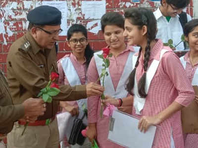 दिल्ली हिंसा: एग्जाम देने जा रहे बच्चों को पुलिस ने दिया सरप्राइज