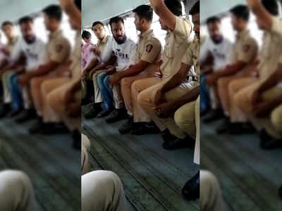 वैन में बैठकर पुलिस को ही दे रहा था गाली, थूकने पर जमकर हुई पिटाई, विडियो वायरल