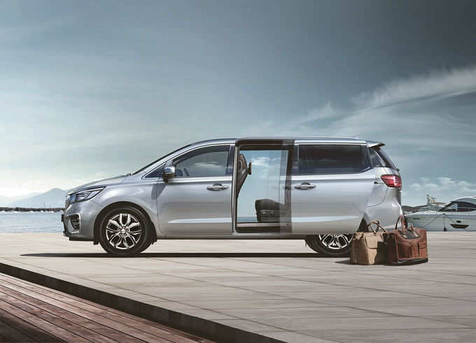 Kia_Carnival_grey_sliding