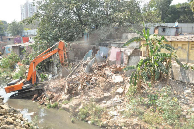 पालिकेचा बांधकामावर हातोडा; रस्ते, नाल्यांनी घेतला मोकळा श्वास