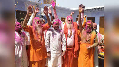 अयोध्या: नागा साधुओं के नेतृत्व में जुलूस, ठाकुर जी को चढ़ता है अबीर-गुलाल