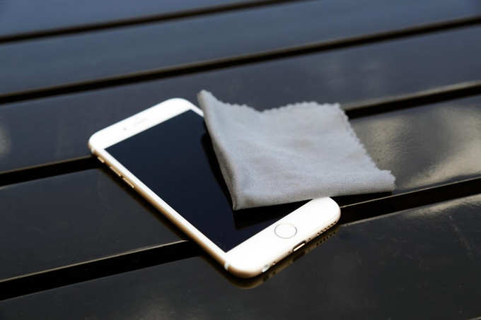 स्मार्टफोन स्वच्छ ठेवल्यास करोनाची भीती नाही