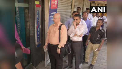 यस बैंक लिमिट: ATM के बाहर आज सुबह भी लगी रहीं कस्टमर्स की कतारें, खत्म हो रहा कैश