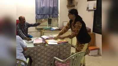 જામનગરઃ મહિલા કોર્પોરેટરની દાદાગીરી, કમિશનરની ઓફિસમાં વીંઝી લાકડી