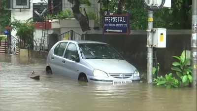મુંબઈ-થાણેમાં રાતથી મુશળધાર વરસાદ, ઠેરઠેર પાણી ભરાયા, ટ્રેન વ્યવહાર પર અસર