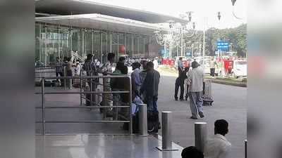 लखनऊ के अमौसी एयरपोर्ट पर कोरोना की जांच में संसाधनों का टोटा