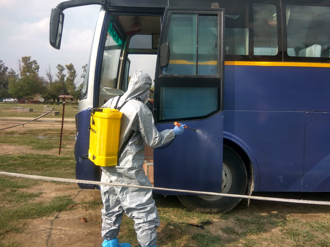 टूरिस्ट में वायरस, बस का डिसइन्फेक्शन