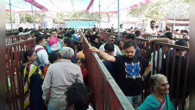 करोनाच्या भीतीवर मात; त्र्यंबकेश्वरमध्ये दर्शनासाठी पर्यटकांची गर्दी