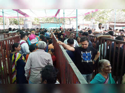 करोनाच्या भीतीवर मात; त्र्यंबकेश्वरमध्ये दर्शनासाठी पर्यटकांची गर्दी