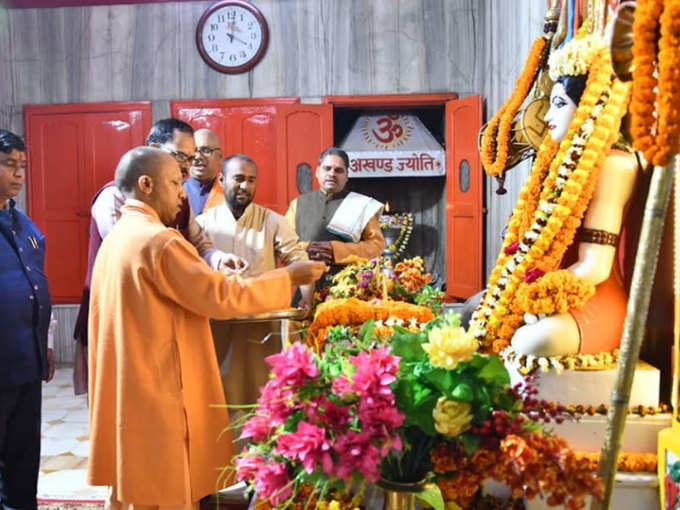 ​गोरखनाथ मंदिर पहुंचे सीएम