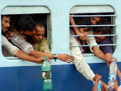 होली से पहले यात्रियों को झटका, लखनऊ-कानपुर के लिए गोमती एक्सप्रेस रद्द