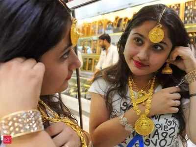 Gold Price: శుభవార్త.. దిగొచ్చిన బంగారం ధర.. భారీగా పడిపోయిన వెండి..!