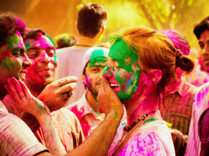 How to celebrate Holi with friends