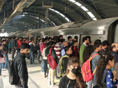 कोरोना का डर, दिल्ली मेट्रो की सफाई पर दिया जा रहा खास ध्यान