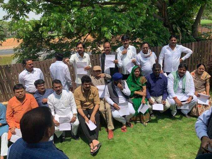 बेंगलुरु में मौजूद ज्योतिरादित्य सिंधिया गुट के मंत्रियों और विधायकों ने कांग्रेस से इस्तीफा दिया।