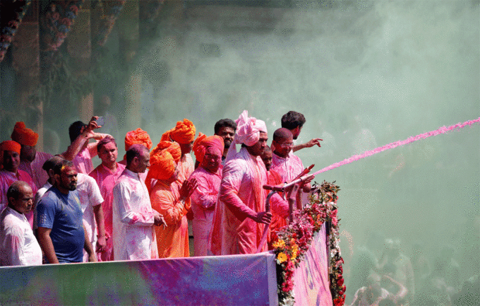 जब अहमदाबाद के एक मंदिर में बरसे होली के रंग