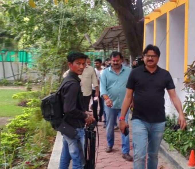 एसपी विधायक राजेश शुक्ला और बीएसपी विधायक संजीव कुशवाहा बीजेपी नेता शिवराज सिंह चौहान के आवास पर पहुंचे।