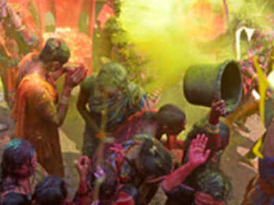 करोनामुळे धुळवडीचा रंग फिका; मुंबईत ३८ जण जखमी