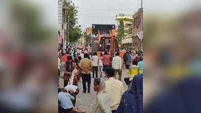 मंदिर परिसरातील अस्थायी शेड तोडले