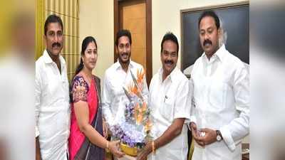 ఏలూరు వైసీపీలో భగ్గుమన్న విభేదాలు.. మంత్రి ఇంటి ముందు సీనియర్ నేత ధర్నా