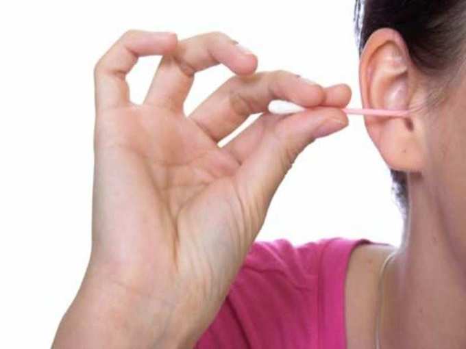 कान का मैल साफ करना