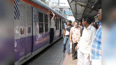 मुंबई: बढ़ा कोरोना का खतरा, टलीं रेल यात्राएं