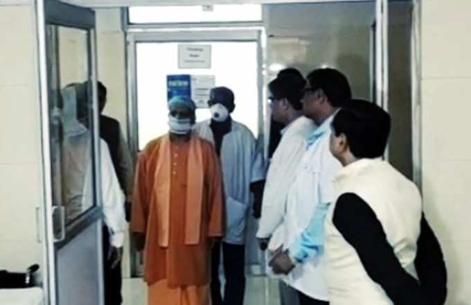 मुख्यमंत्री योगी आदित्यनाथ आज वाराणसी के दीनदयाल अस्पताल पहुंचे। वहां उन्होंने कोरोना वायरस के बचाव हेतु किए गए इंतजामों का किया मुआयना किया। आइसोलेशन वार्ड का किया निरीक्षण।