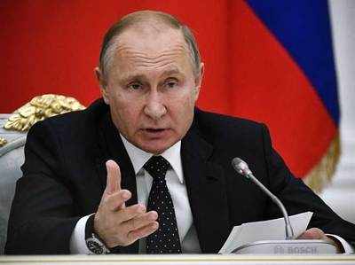 रूस के राष्ट्रपति व्लादिमीर पुतिन ने संवैधानिक सुधारों से जुड़े कानून पर किए दस्तखत